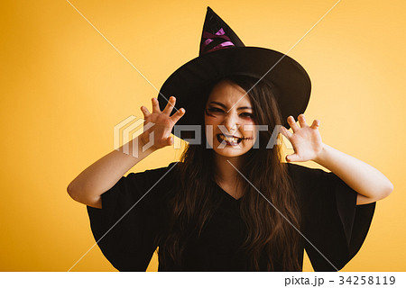 ハロウィン　ゾンビメイクの女の子 34258119