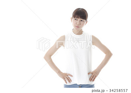 怒っている若い女性 34258557