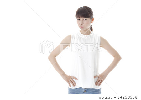 怒っている若い女性 怒っている若い女性 34258558