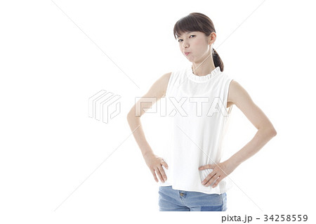 怒っている若い女性 34258559