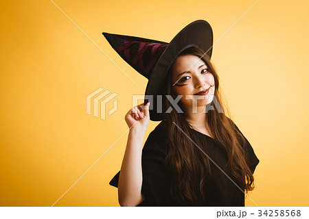 ハロウィン　魔女のコスプレをした女の子 34258568