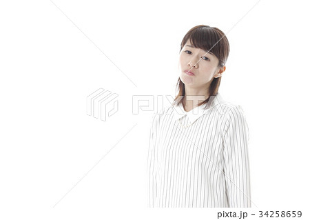 怒っている若い女性 34258659