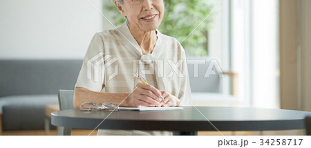 シニア 手紙 女性 書く ライフスタイル イメージ 34258717