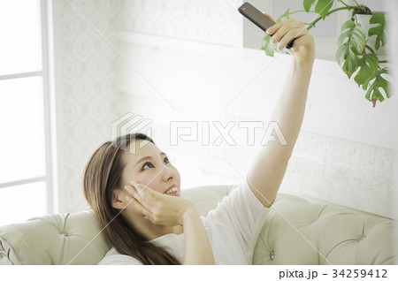 自撮りする女性 34259412