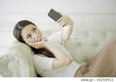 自撮りする女性 34259413