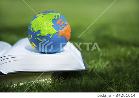 本と地球儀 34261014