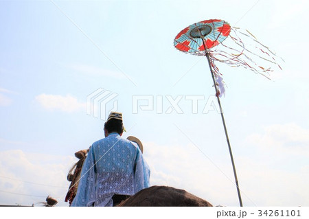 馬に乗った神官と傘 34261101