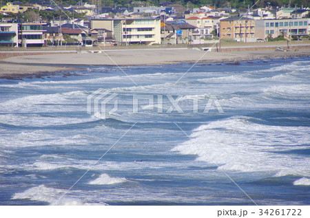 由比ガ浜に打ち寄せる波（鎌倉市） 34261722