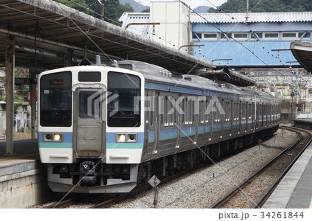 相模湖駅にて特急通過待ちの中央本線211系電車 34261844