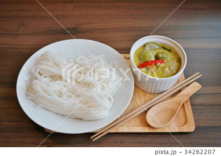 タイ料理 カノムチム タイのそうめん とグリーンカレーの写真素材