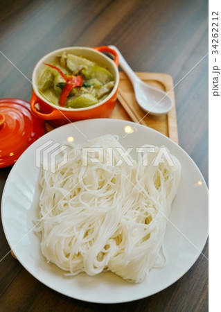 タイ料理 カノムチム タイのそうめん とグリーンカレーの写真素材