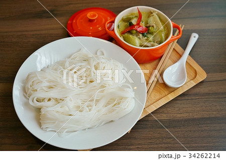 タイ料理 カノムチム タイのそうめん とグリーンカレーの写真素材