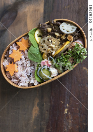 レンコンと牛肉ナッツ炒めと雑穀ごはん 34262661