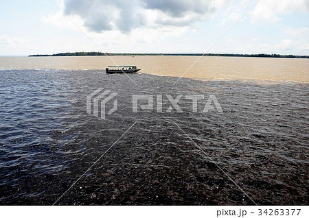 世界最大の大河アマゾン河クルーズ、2河川合流点 世界最大の大河アマゾン河クルーズ、2河川合流点 34263377