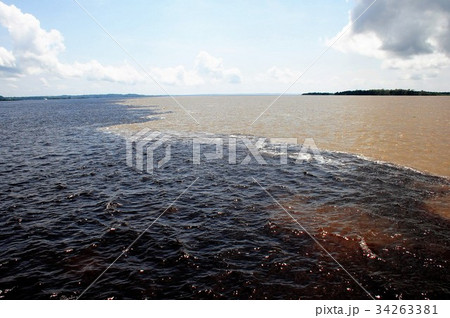 世界最大の大河アマゾン河クルーズ、2河川合流点 世界最大の大河アマゾン河クルーズ、2河川合流点 34263381