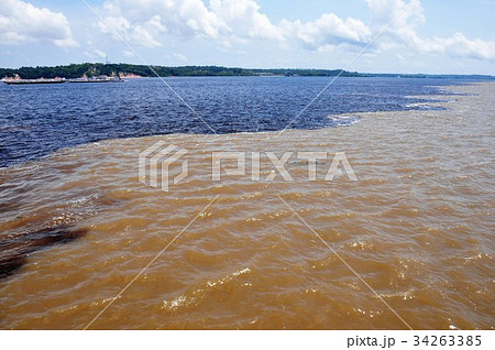 世界最大の大河アマゾン河クルーズ、２河川合流点 34263385