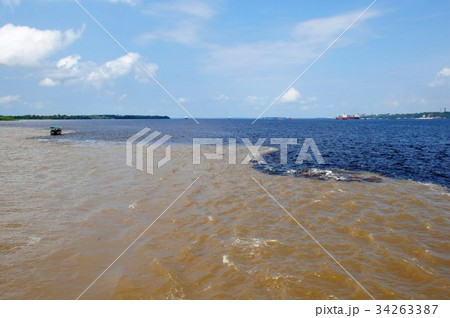 世界最大の大河アマゾン河クルーズ、２河川合流点 34263387