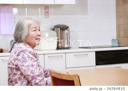 台所でお茶を飲む高齢女性 台所でお茶を飲む高齢女性 34264810