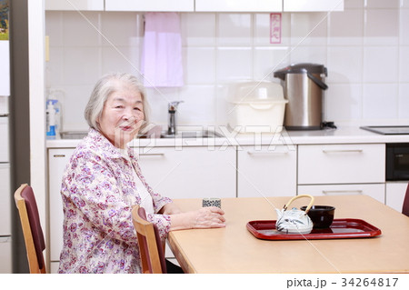 台所でお茶を飲む高齢女性 台所でお茶を飲む高齢女性 34264817
