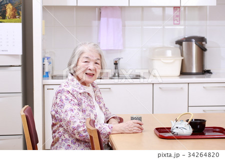 台所でお茶を飲む高齢女性 34264820