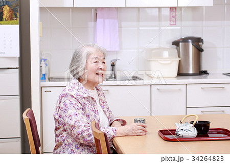 台所でお茶を飲む高齢女性 台所でお茶を飲む高齢女性 34264823