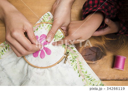 刺繍をする女性の手元の写真素材 [34266119] - PIXTA