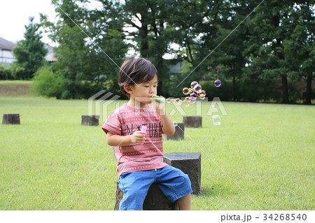 シャボン玉をする２歳児 34268540