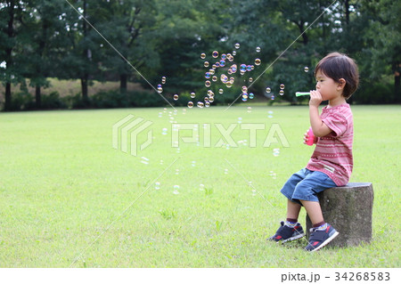 シャボン玉をする２歳児 34268583