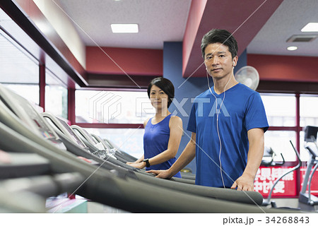 スポーツジム ミドル男女 ランニングマシーン スポーツジム ミドル男女 ランニングマシーン 34268843