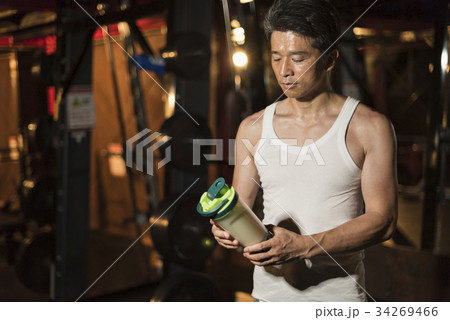 スポーツジム ミドル男性 プロテイン スポーツジム ミドル男性 プロテイン 34269466
