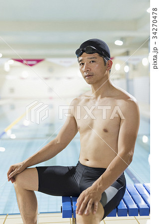 スポーツジム ミドル男性 プール の写真素材