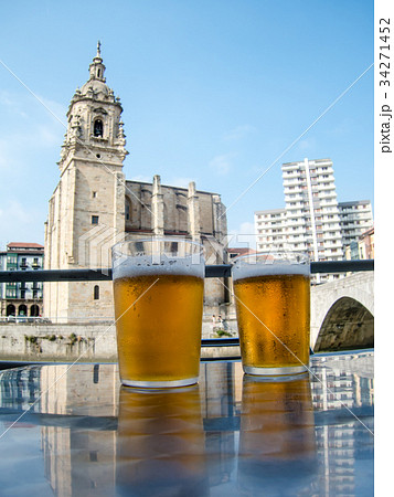 スペインビルバオのネルビオン川脇のカフェで飲むビールと向こう岸に見える教会と高層マンション スペインビルバオのネルビオン川脇のカフェで飲むビールと向こう岸に見える教会と高層マンション 34271452