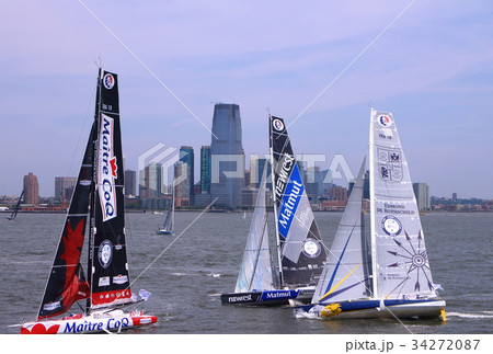 ニューヨーク、水上からの風景、ヨットとマンハッタンビル群 ニューヨーク、水上からの風景、ヨットとマンハッタンビル群 34272087