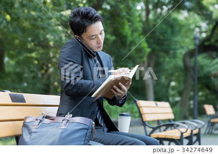公園で仕事をするビジネスマン 34274649