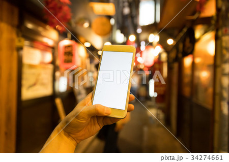 スマートフォン　夜の繁華街 34274661