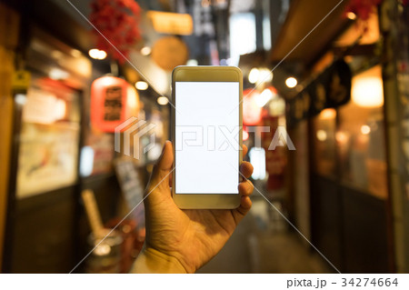 スマートフォン　夜の繁華街 34274664