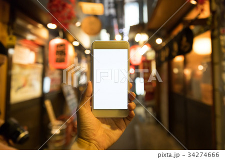 スマートフォン　夜の繁華街 34274666