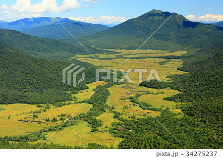 至仏山の登りから見る尾瀬ヶ原と燧ヶ岳 至仏山の登りから見る尾瀬ヶ原と燧ヶ岳 34275237