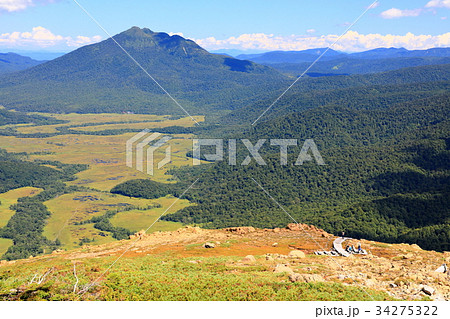至仏山の登りから見る尾瀬ヶ原と燧ヶ岳 至仏山の登りから見る尾瀬ヶ原と燧ヶ岳 34275322