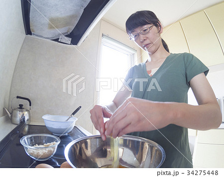 家庭での調理シーン(卵を割る) 家庭での調理シーン(卵を割る) 34275448
