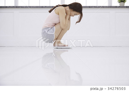 ダイエット 体重 若い女性 34276503