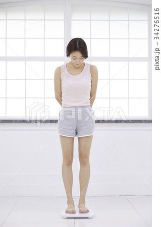 ダイエット 体重 若い女性 34276516