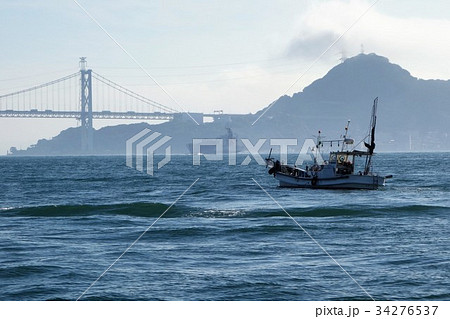 関門海峡に漂う　漁船 34276537