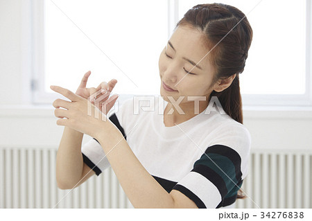 塗る 手 女性 34276838