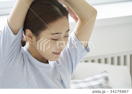 部屋 上半身 挙手 34276867
