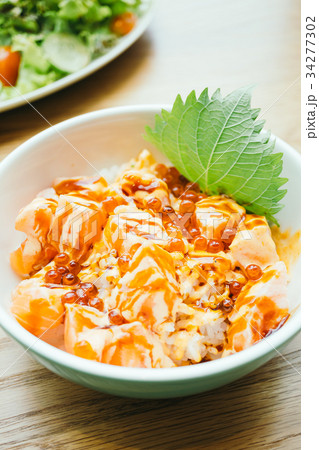 Sashimi rice bowl Sashimi rice bowl 34277302