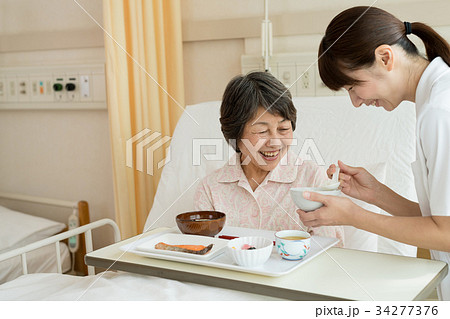病院 食事 病室 食事介助 介護 医療 イメージの写真素材 病院 食事 病室 食事介助 介護 医療 イメージの写真素材