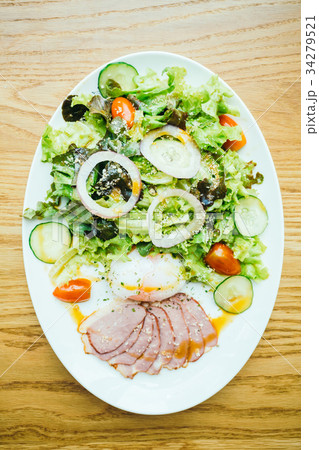 Duck breast meat with vegetable salad Duck breast meat with vegetable salad 34279521