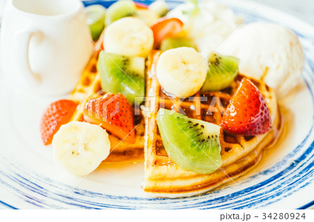 Mixed fruit on top of pancake and ice cream 34280924