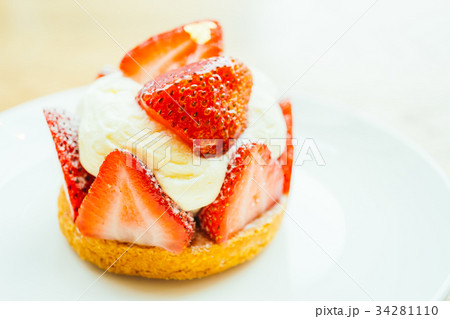 Sweet dessert with strawberry tart 34281110